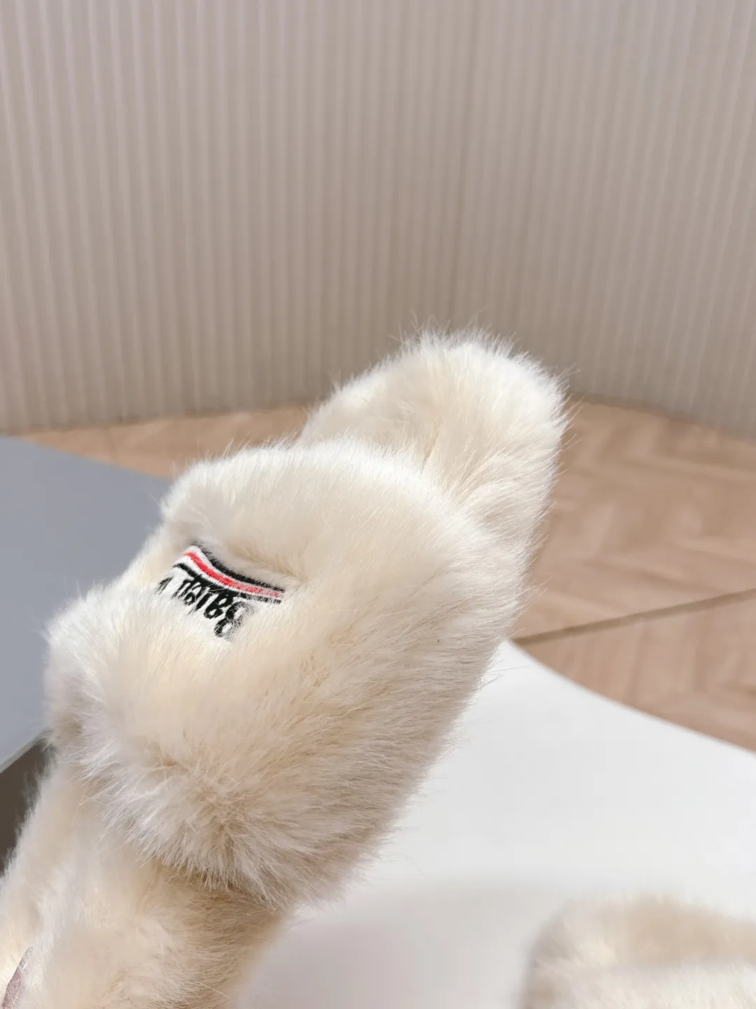 👟👟Ex-factory price 480👟👟 Balenciaga 2025 new color furry slippers. This furry slipper is really irresistible. It’s so cool and versatile~ The upper foot is super invincible, good-looking and comfortable. Fabric: Imported wool, soft and comfortable. Lining: original special material. Sole: original outsole. Size: 36-40.
